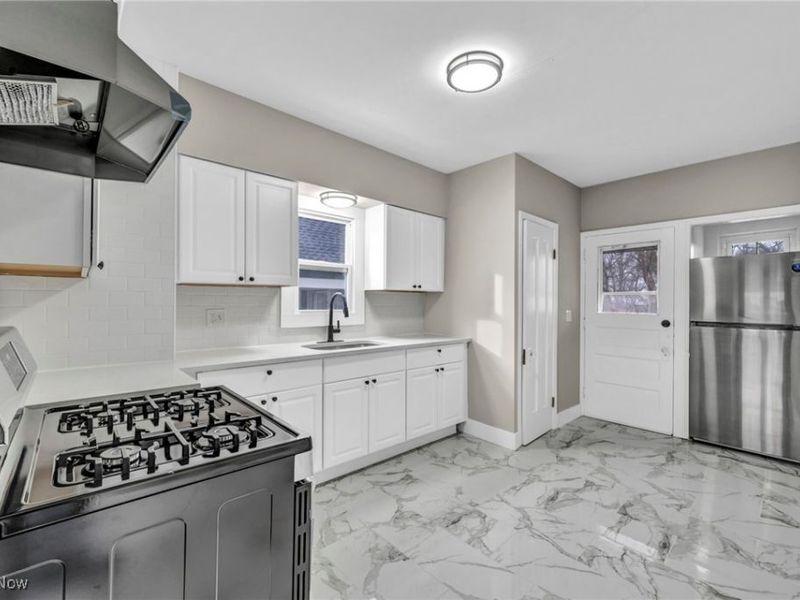 17512 Allien Avenue, Cleveland, OH 44111 Photo 12