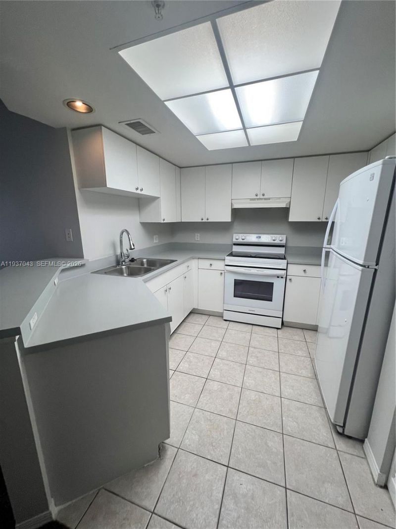 2033 SE 10th Ave, Unit 605, Fort Lauderdale, FL 33316 Photo