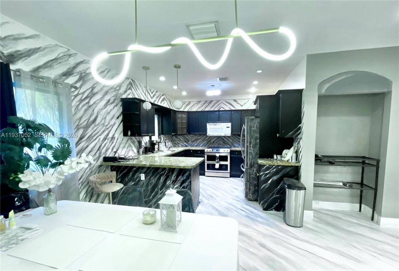 1102 NW 26th St, Unit 1102, Miami, FL 33127 Photo