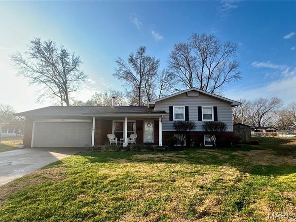 27 Coachlight Drive, Mascoutah, IL 62258