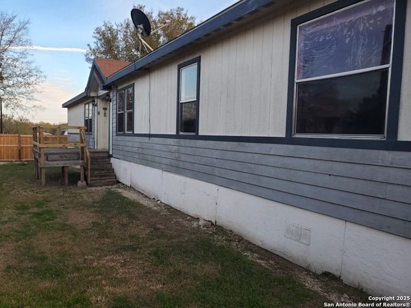 754 Kayroe Rd, Adkins, TX 78101