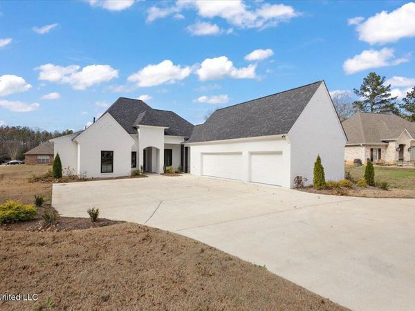 111 Grand Oak Boulevard, Clinton, MS 39056