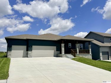 18410 Palisades Drive, Omaha, NE 68136