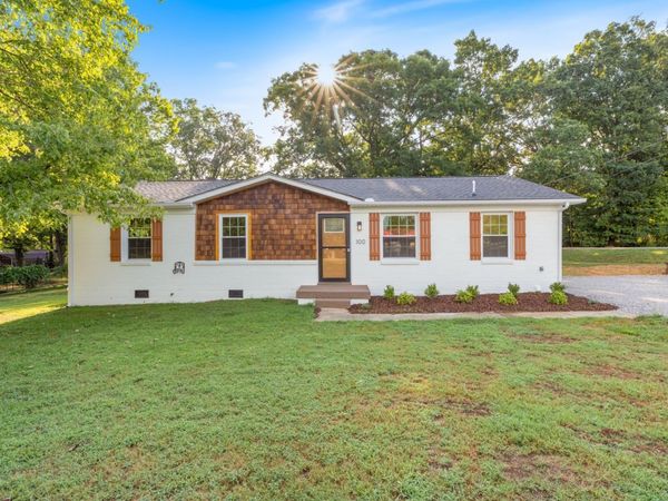 100 Short St, Dickson, TN 37055