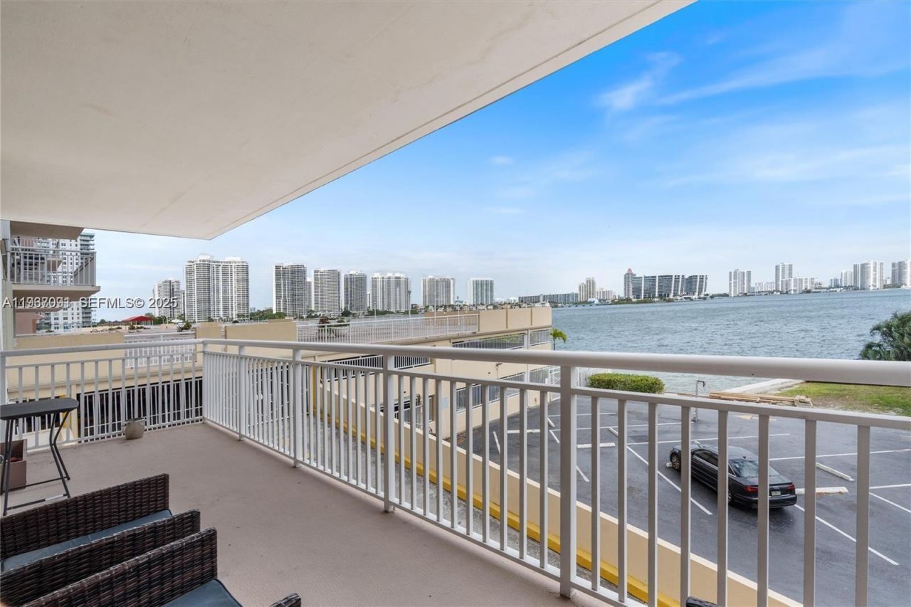 251 174th St, Unit 218, Sunny Isles Beach, FL 33160 Photo