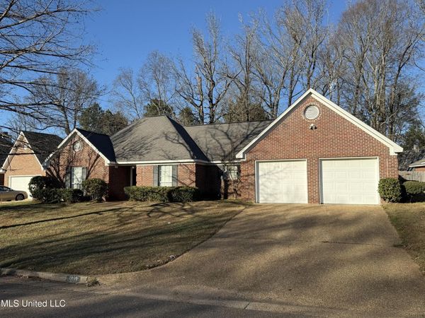 1810 Lake Trace Drive, Jackson, MS 39211