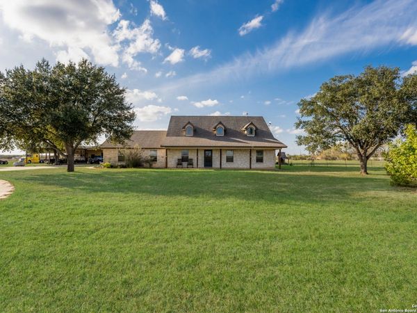 800 County Road 125, Elmendorf, TX 78112