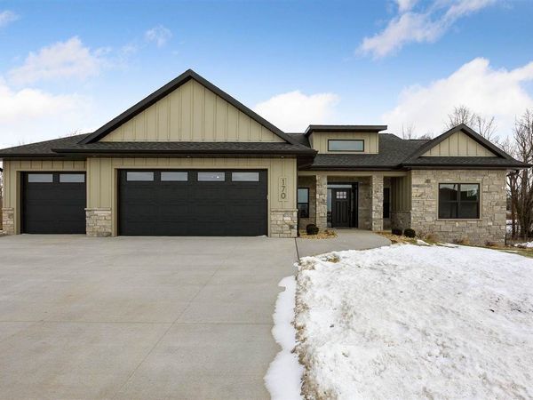 170 Pleasant Hill Dr NW, Swisher, IA 52338