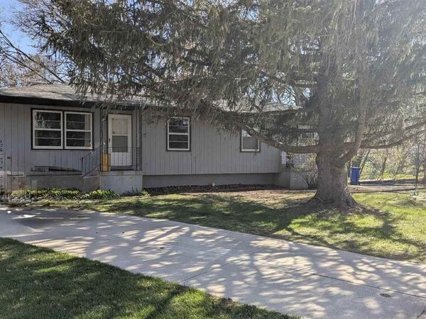 425/427 Heritage Pl, North Liberty, IA 52317