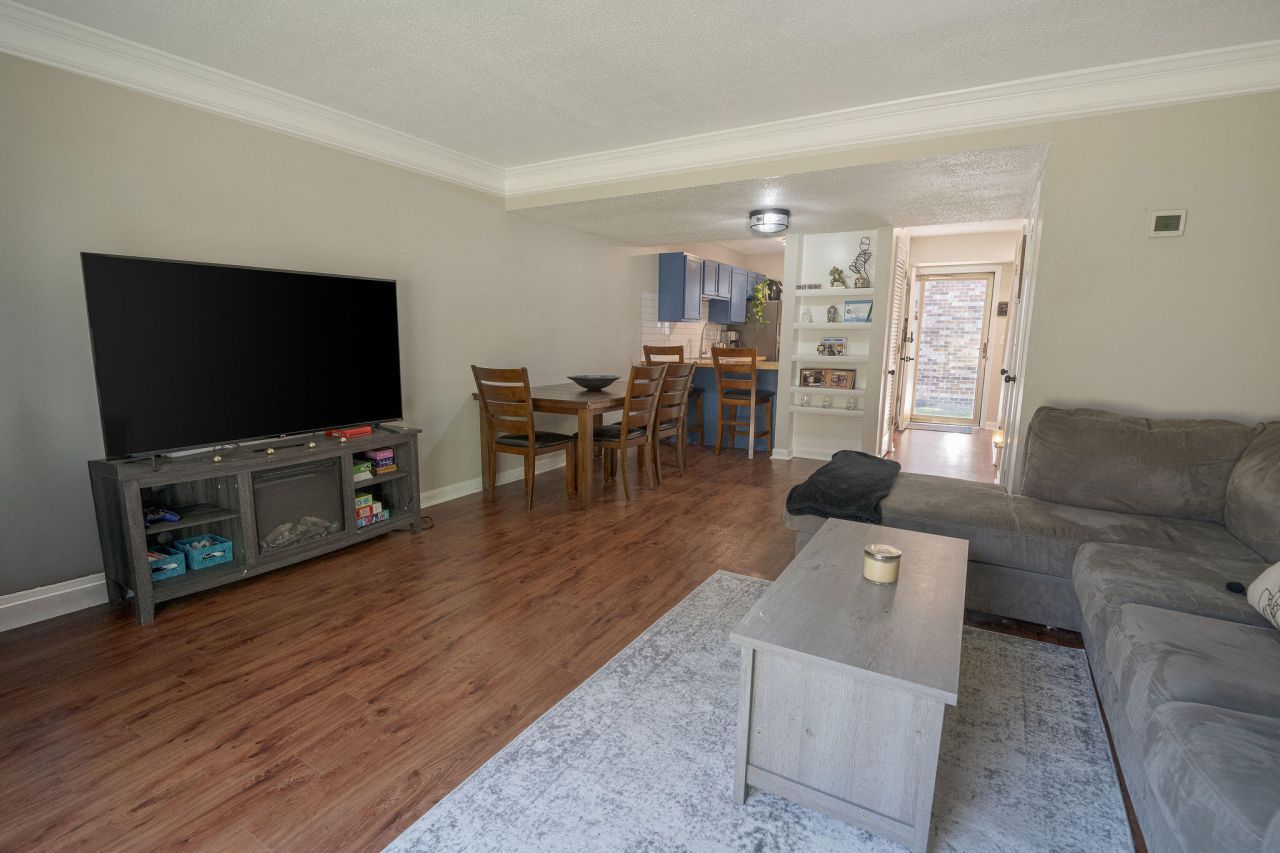 401 Andrea Lane Photo 6