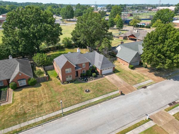 2033 WESTBRIAR DR, Memphis, TN 38016