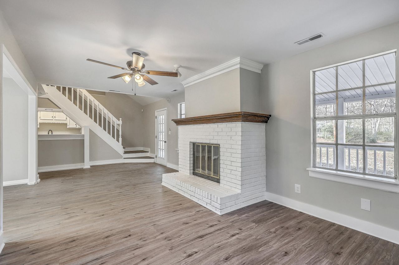 233 Harlock Drive Photo 7