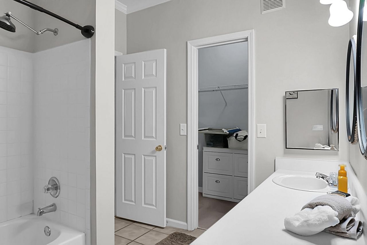 1600 Long Grove Drive Photo 33