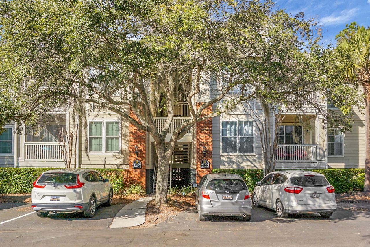 1600 Long Grove Drive Photo 4