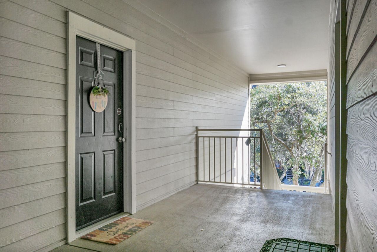 1600 Long Grove Drive Photo 6