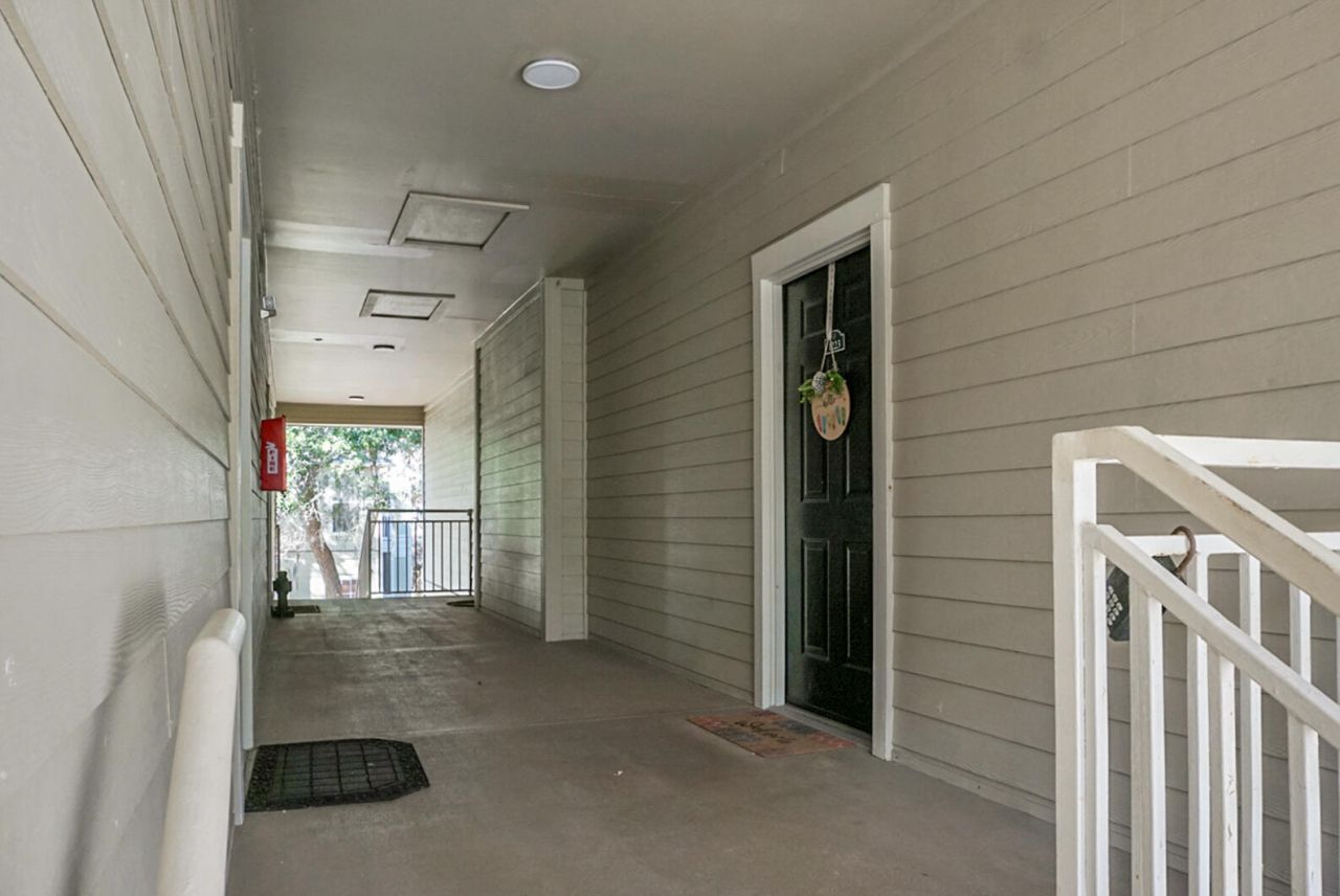 1600 Long Grove Drive Photo 7