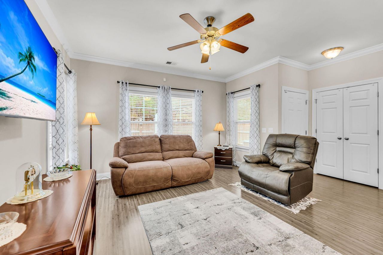 4250 Scharite Street Photo 10