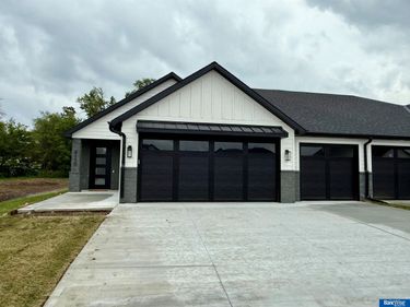 9118 Hillcrest Trail, Lincoln, NE 68520