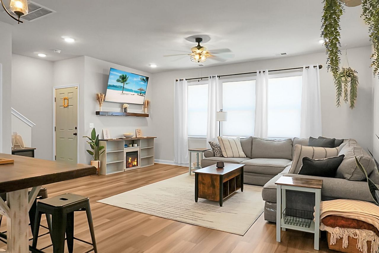 305 Lanyard Street Photo 9