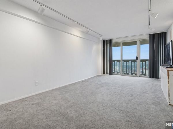 555 North 19W, Unit 19W, FORT LEE, NJ 07024