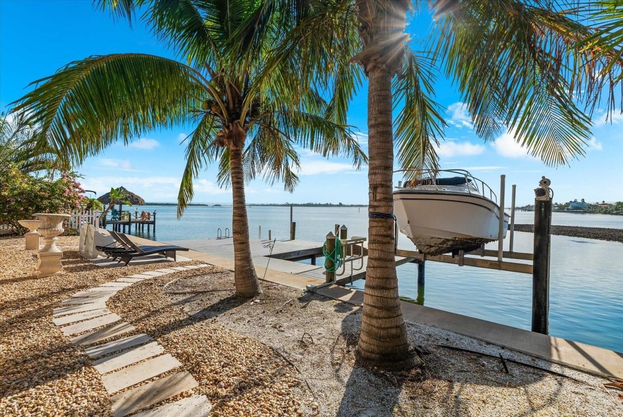 511 Bayview Drive, Holmes Beach, FL 34217 Photo