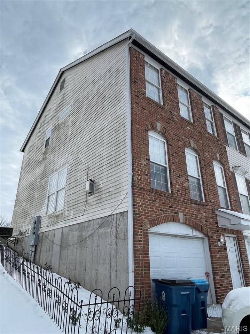 6 Robinson Circle Drive, Saint Louis, MO 63136 Main Photo