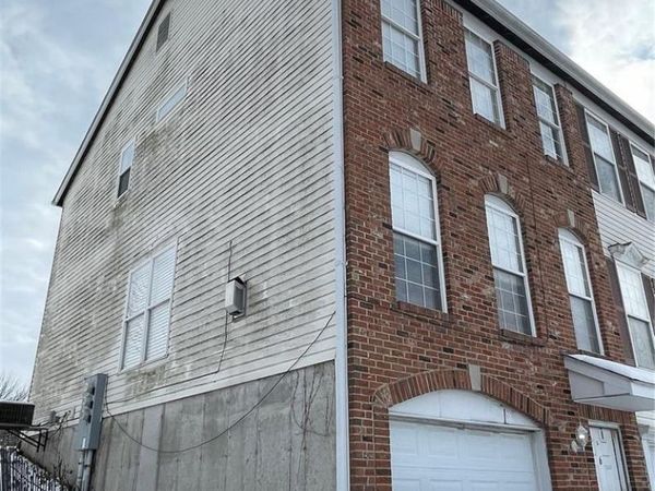 6 Robinson Circle Drive, St Louis, MO 63136