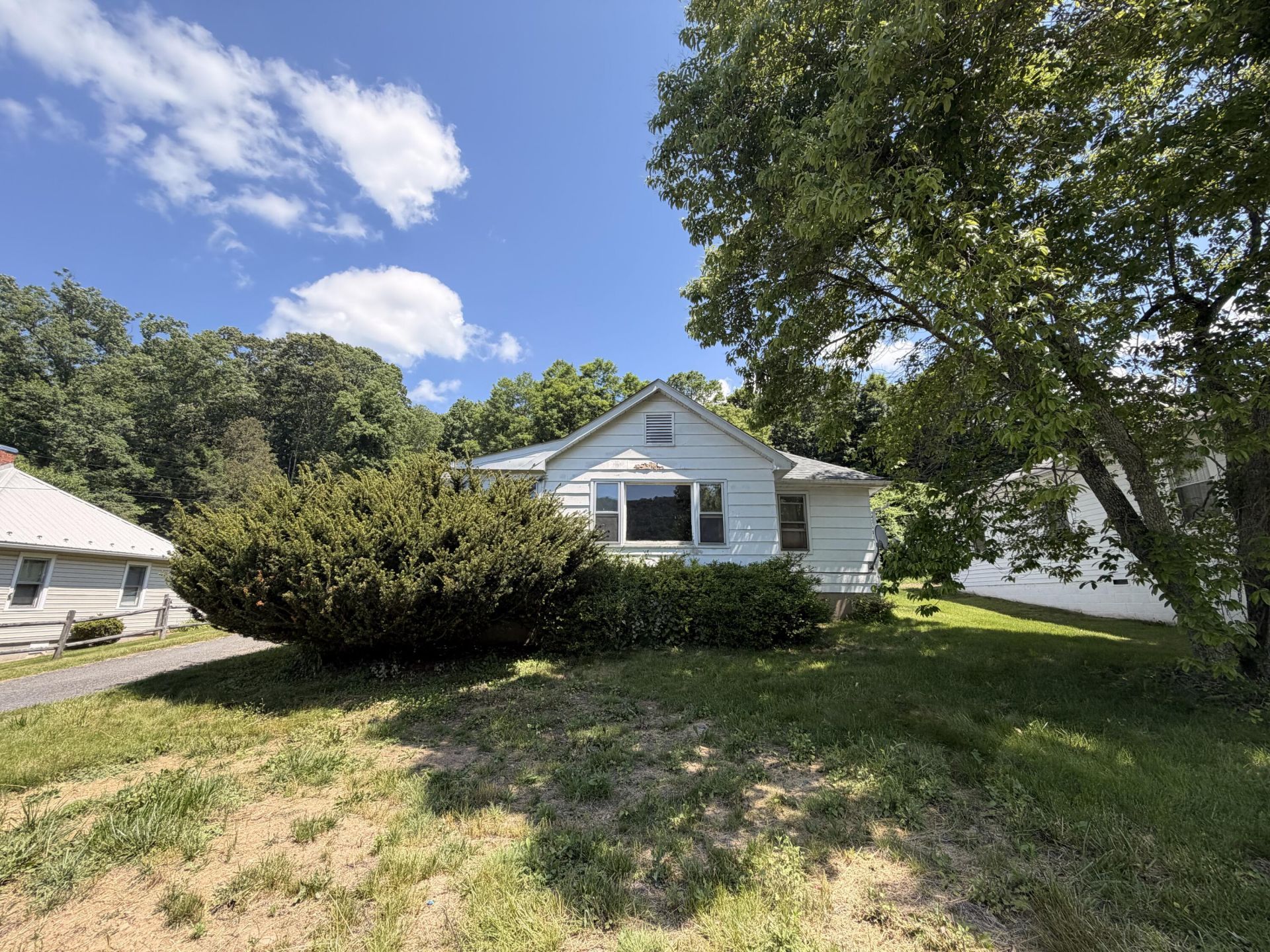 25 Doe Valley Trl, Hot Springs, VA 24445 Main Photo
