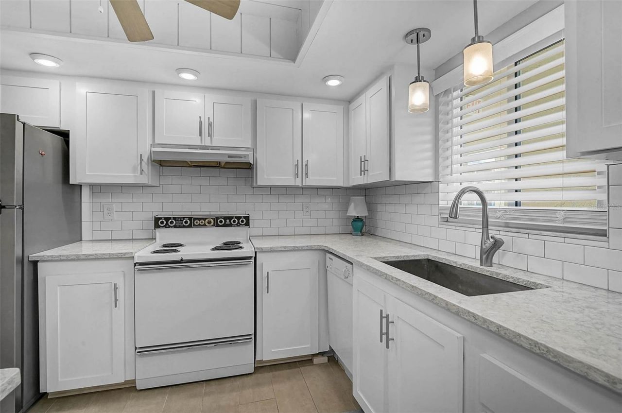 3585 Lake Bayshore Drive, Unit J-301, Bradenton, FL 34205 Photo