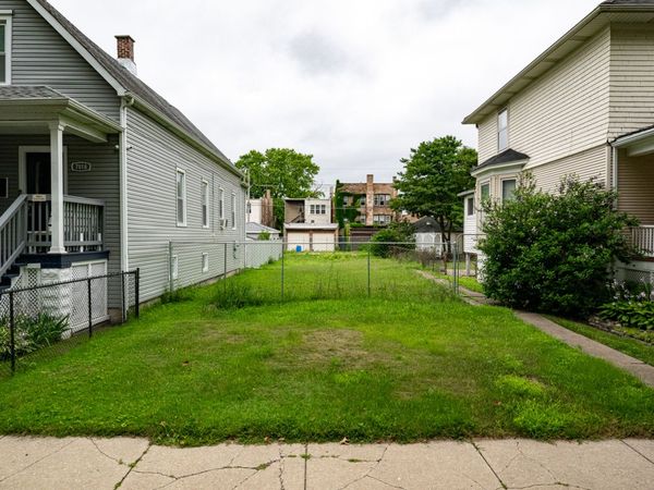 7816 S Marquette Avenue, Chicago, IL 60649