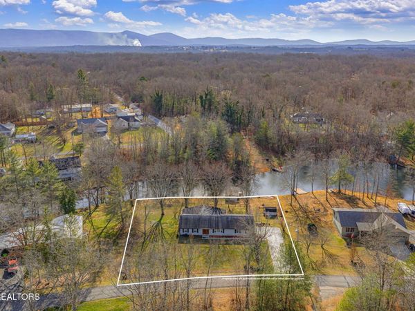 1514 E Cherokee Rd, Crossville, TN 38572