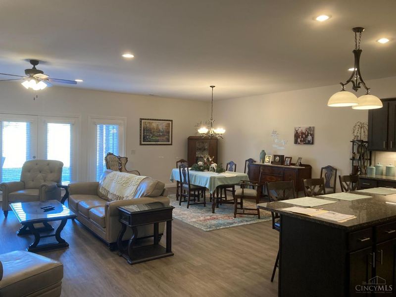 516 Salzberg Lane, Springdale, OH 45246 Photo 4