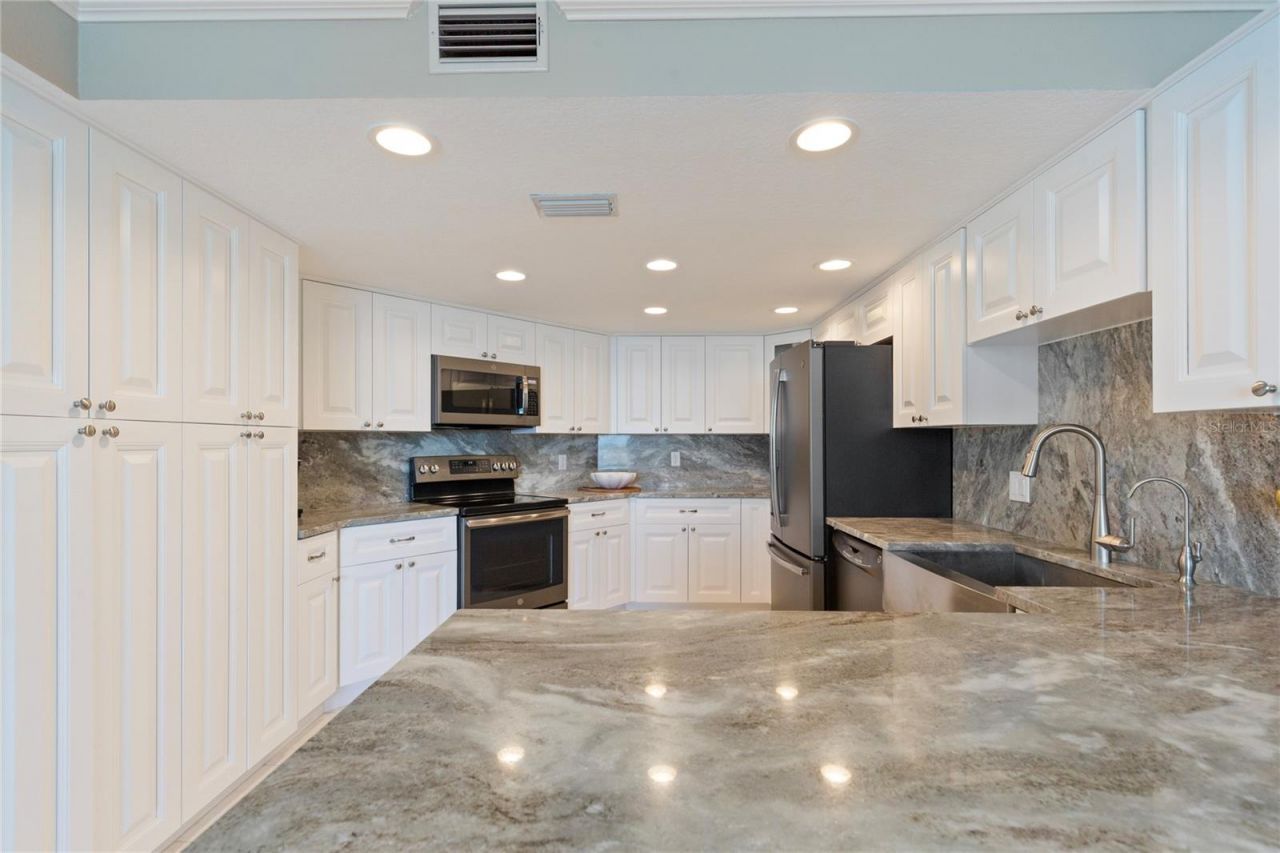 736 Island Way, Unit 406, Clearwater, FL 33767 Photo