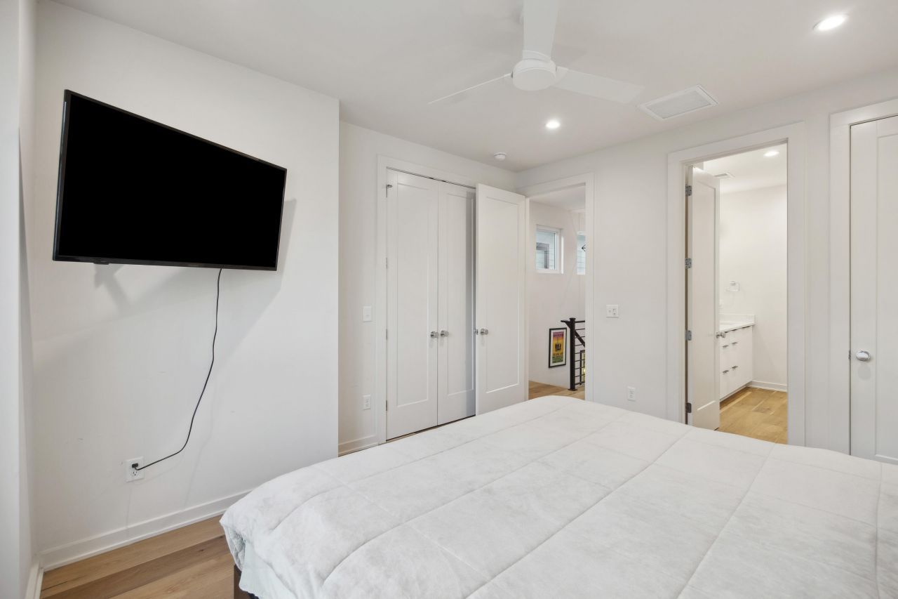 14 F Street Photo 16