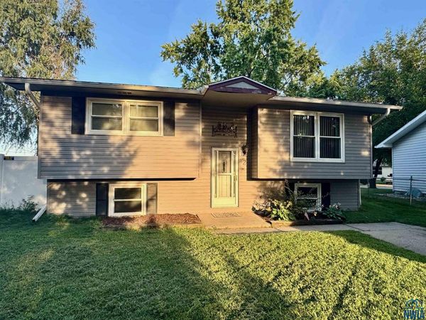 2 Union Ct, McCook Lake, SD 57049