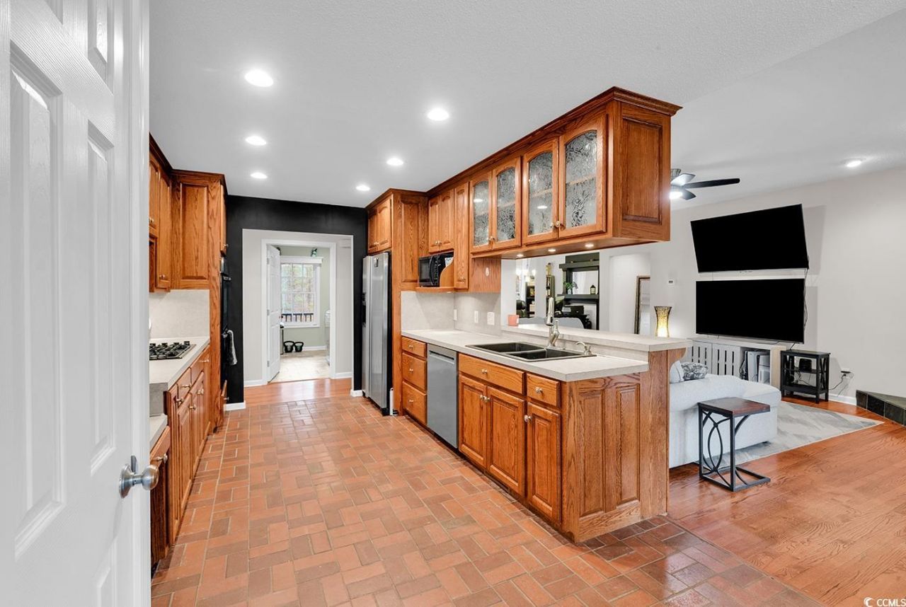 1870 Gray Oaks Dr. Photo 8