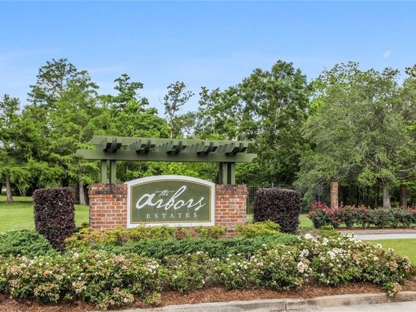 17 ARBOR Circle, New Orleans, LA 70131