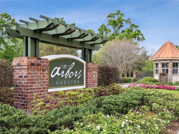 34 ARBOR Circle, New Orleans, LA 70131