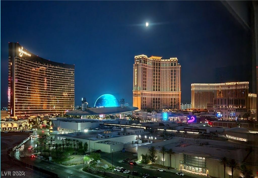 2000 N Fashion Show Drive, Unit 2203, Las Vegas, NV 89109 Main Photo