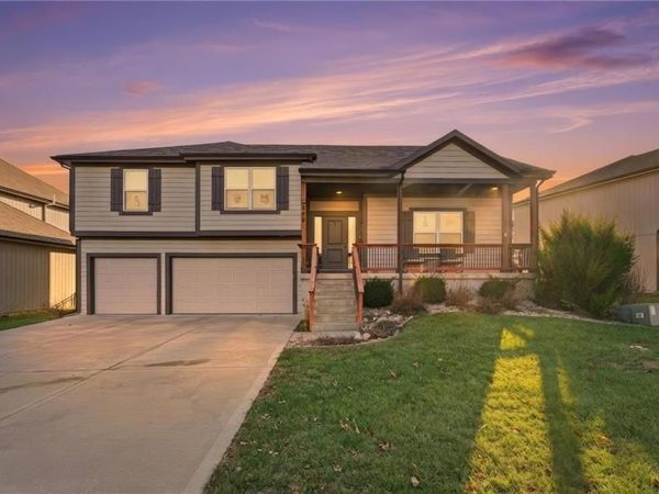 606 SE Colonial Drive, Blue Springs, MO 64014