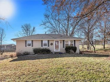 327 Lincoln Drive, Gower, MO 64454