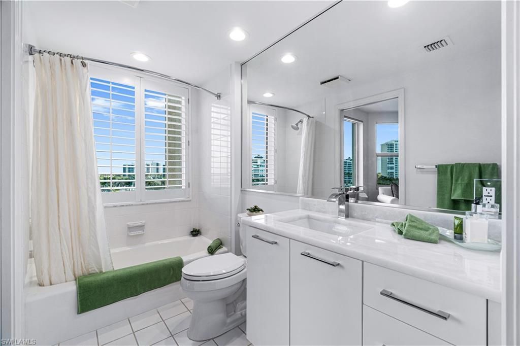 435 Dockside Dr, Unit B702, Naples, FL 34110 Photo