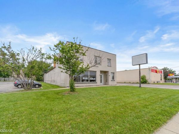 122 W Northwest Highway, Barrington, IL 60010