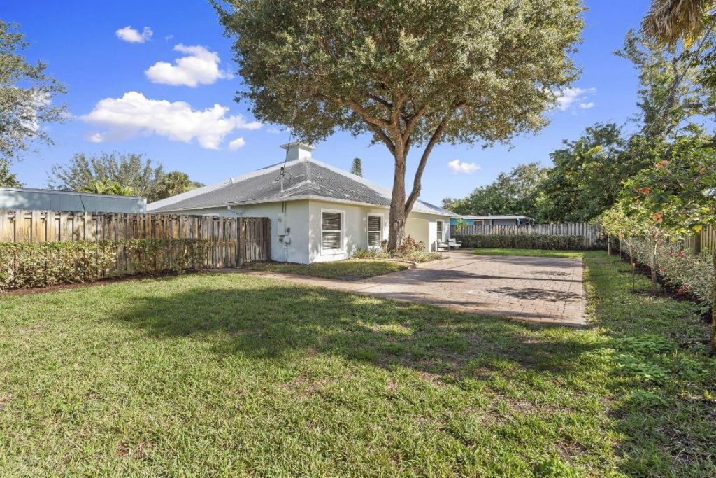 339 SW Winnachee Drive, Stuart, FL 34994 Photo