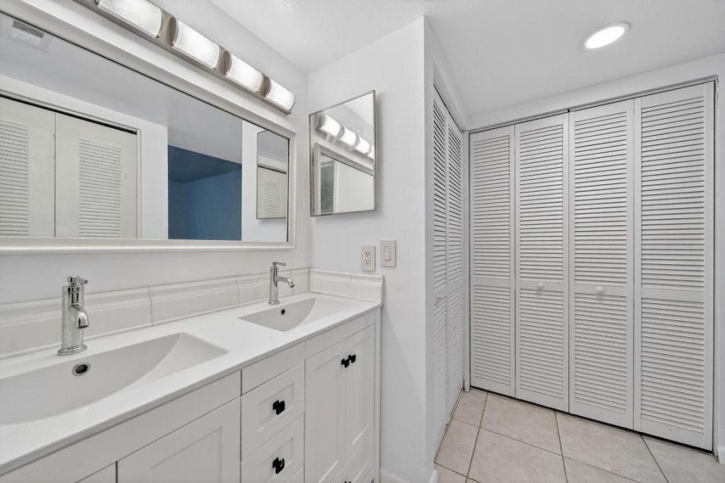 1679 SE Green Acres Circle, Unit Mm 102, Port Saint Lucie, FL 34952 Photo