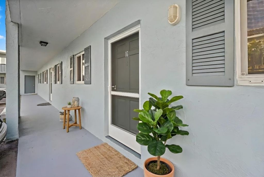 1430 S Lakeside Drive, Unit 16, Lake Worth Beach, FL 33460 Photo