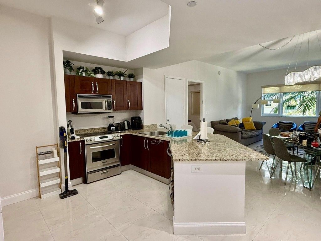 19900 E Country Club Drive, Unit 418, Miami, FL 33180 Photo