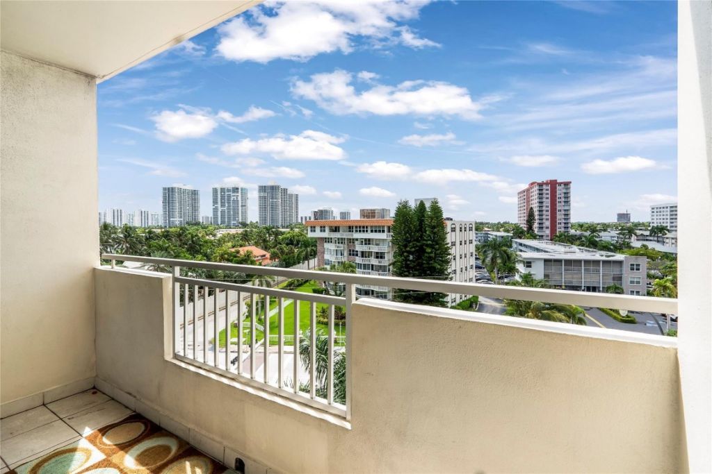 3180 S Ocean Drive, Unit 517, Hallandale Beach, FL 33009 Photo