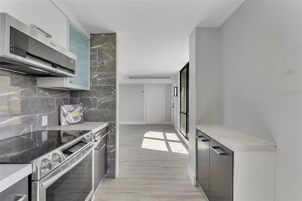 136 Lakeshore Dr, Unit T10, North Palm Beach, FL 33408 Photo