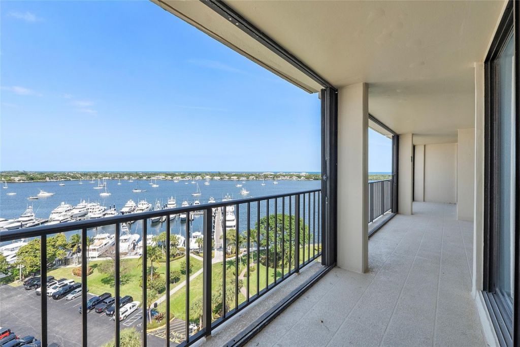 136 Lakeshore Dr, Unit T10, North Palm Beach, FL 33408 Photo